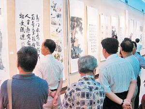 新芳人口_新燕子李三桂芳睡衣图(3)