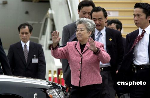 图文：国务院副总理吴仪抵达日本东京访问