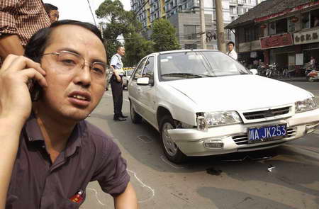 运钞车押运员被小汽车撞倒手中枪飞落一旁(组