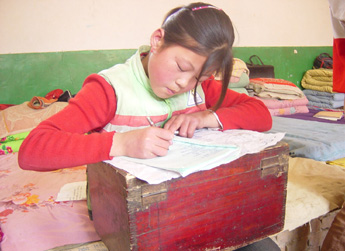 人民网记者直击:宁夏贫困山区孩子抱着书桌做