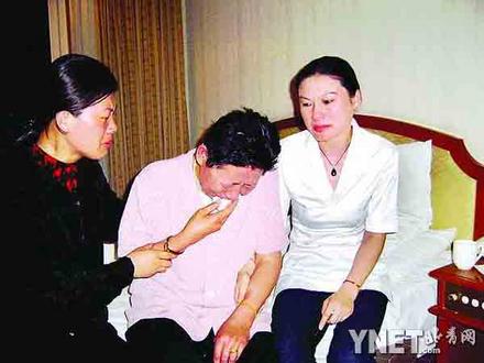 母女三人得知李登峰被判刑消息后悲恸欲绝.