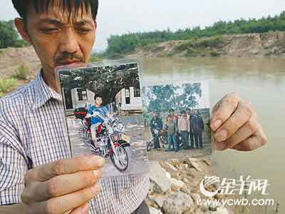 初一男生校外游泳溺亡家长为索赔停尸半月(组图)