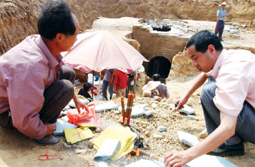 沐英后代在沐瓒墓前祭奠.沐英后代来到省级文物保护单位沐英墓前.