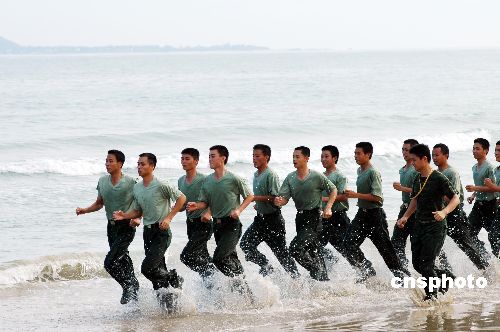 图:海南边防官兵在烈日下训练