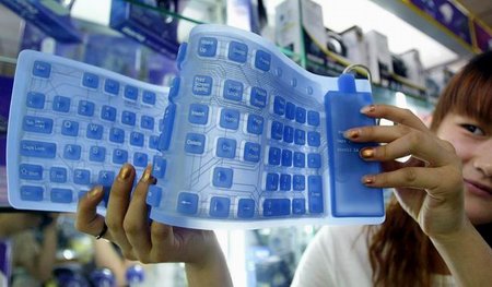杭州电脑市场展出能防水能折叠的电脑键盘(组