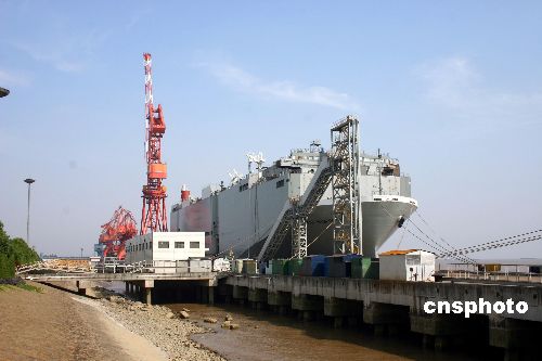 图:中国目前最大车位汽车运输船在南通建造
