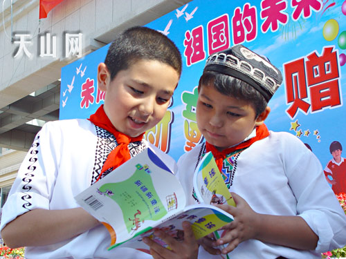 新疆小朋友获赠《新疆新童谣》(图)