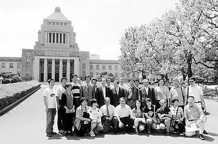 中国游客参观日本国会并与议员共进午餐(图)