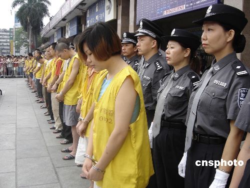 六月十七日,广州铁路公安局在广州火车站广场召开公开逮捕大会,公开