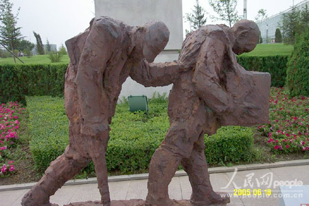 世纪之痛―纪念抗日战争胜利60周年雕塑展(组图)
