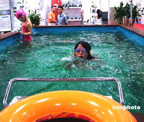 图:游泳跑步机亮相上海国际环保展