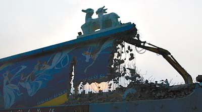 广州东方乐园五羊雕塑化归尘土