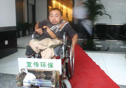 坐着轮椅从甘肃经新疆,山东等地抵达南京,进行环境保护的相关宣传