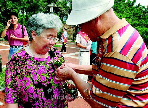 婚龄最长老人岛城聚过"七夕" 77对情侣望银河(组图)