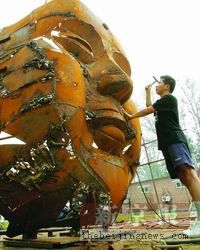 艺术家用废旧钢铁雕塑和平纪念抗战胜利60周