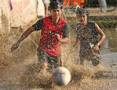 图文报道:印尼青少年在泥泞中踢足球
