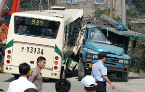 大货车逆行撞上公交车