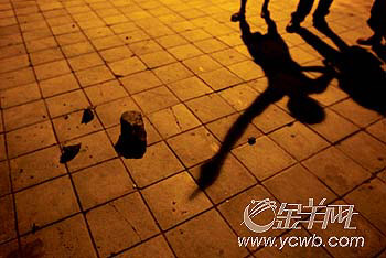 广州市内环路沙河顶处有一个路基坠石险伤人(