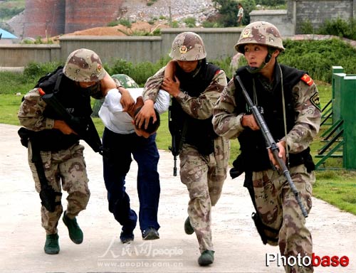 南京:新加坡警察部队总监访问江苏武警(组图)_新闻中心_新浪网