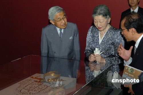 图:日本天皇夫妇东京参观中国唐代文物