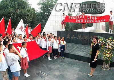 天津塘沽区朝阳小学师生祭奠塘沽万人坑(组