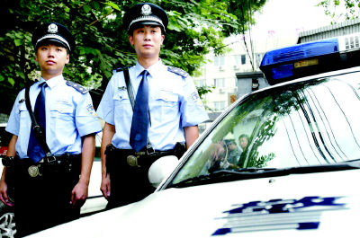 北京警察今起统一更换新警服(图)