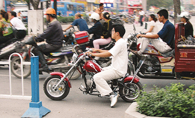 别致摩托车引来众多市民目光