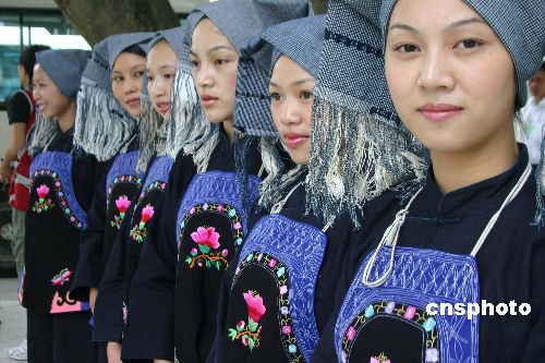图:广西东兰壮族少女爱穿土布壮族服饰