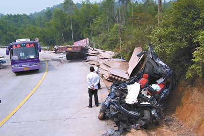 广东省紫金县九和路段发生特大交通事故6死2