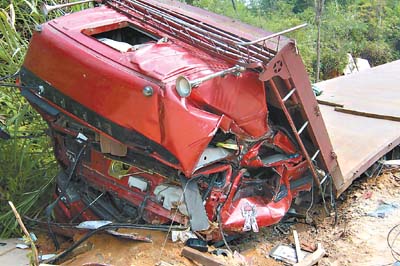 广东省紫金县九和路段发生特大交通事故6死2伤组图