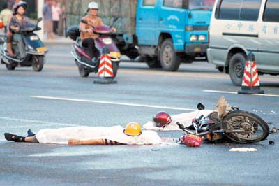 摩托车激撞轿车两人当场死亡(图)