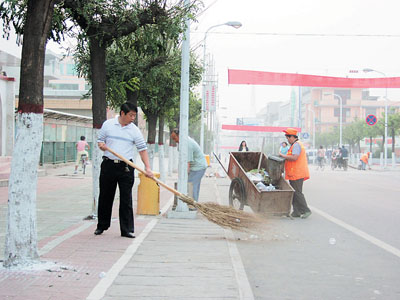 正文    郑州消息   为让城市告别"脏,乱,差",河南省驻马店市确山县委