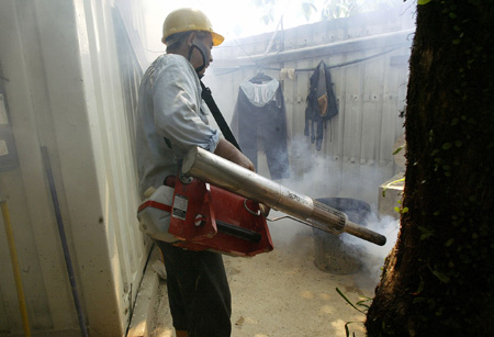 图文报道:新加坡熏灭蚊蝇防止登革热传播