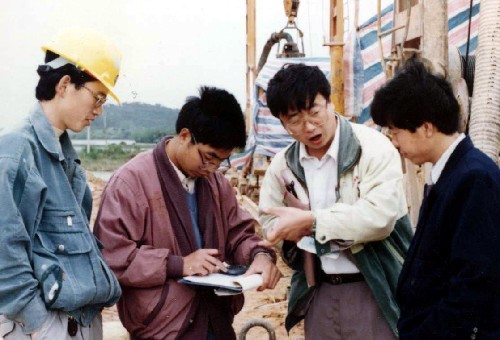 曹广辉(右二)在深圳机菏高速公路施工现场检查施工质量(摄于1996年3