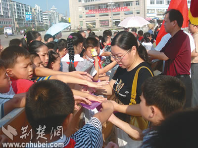 图文:科普教育热嘉鱼_新闻中心_新浪网