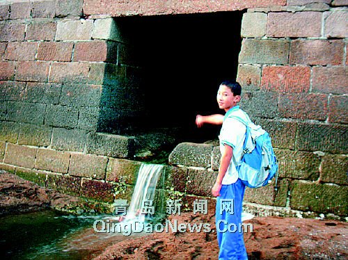 黑洞里传出诡异敲击声 中学生遇险果敢报警(