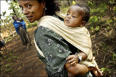 图文报道:埃塞俄比亚男孩头戴蚊帐提醒防疟疾
