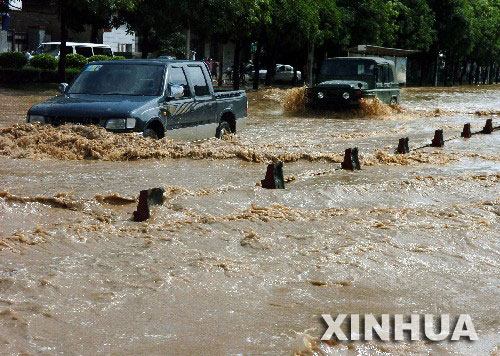 台风龙王肆虐福州 市区一半街区被淹(组图)