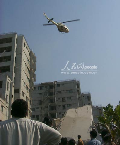 图文:巴基斯坦出动直升飞机紧急救援
