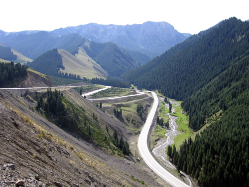 果子沟的盘山公路