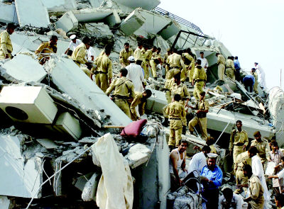 昨日,巴基斯坦首都伊斯兰堡,救援人员在废墟中抢救幸存者.
