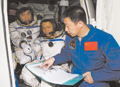 神舟六号上的航天员在训练中
