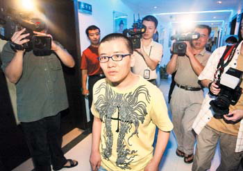 耿子变性手术完成后,引来众多媒体关注.时报记者朱元斌摄