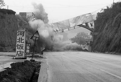 始建于1977年废弃后影响安全 老107国道上爆破拆危桥