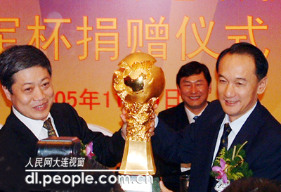 中国足球职业联赛首座流动金杯亮相大连