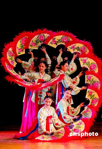 图:韩国传统舞蹈团为中国河北·韩国文化周添