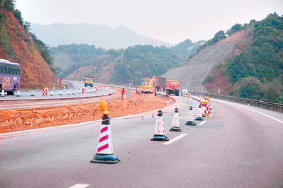 京珠南高速公路设防撞墙(图)