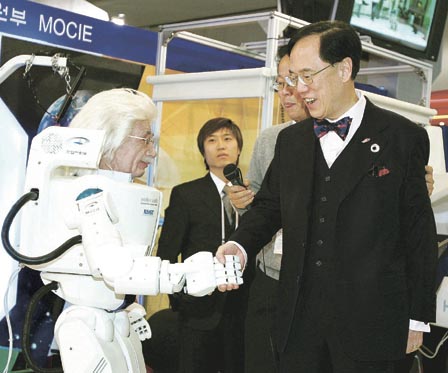 曾荫权在韩国釜山APEC会场 与爱因斯坦握手