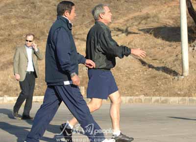 图文:布什一身运动装走进骑车场地