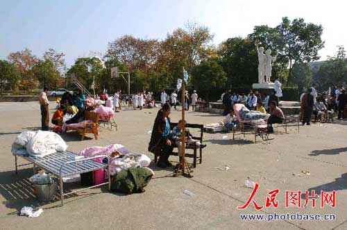 图文:江西九江发生地震 人们纷纷到广场躲避